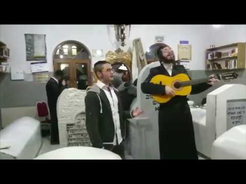 Mashpia R' Mendel Roth Conducts Kumzitz @ Kever Of Baal Shem Tov In Medzhybizh, Ukraine