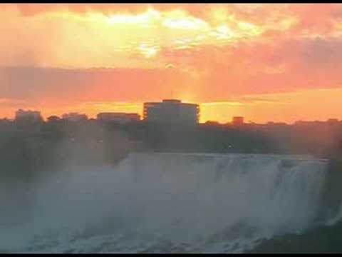 Come un sole che sorge... Alba alle cascate del Niagara!