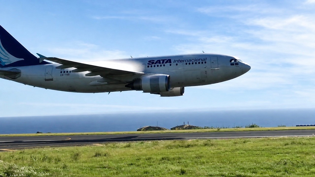 Plane Hits Windshear During Low Pass