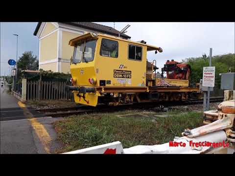 Transito al PL Km 9+966 di Postioma (TV) matisa gialla RFI Plasser & Theurer OBW-10FS
