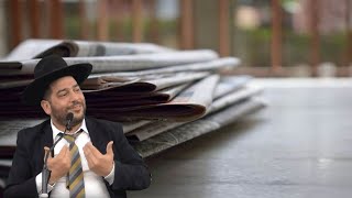 בדקות האלו מתפללים שם בביהכנ"ס, עם טלית על הראש...והקב"ה כותב הכל ביום אחד!- הרב אפרים שרבני (הרב אפרים שרבני) - התמונה מוצגת ישירות מתוך אתר האינטרנט יוטיוב. זכויות היוצרים בתמונה שייכות ליוצרה. קישור קרדיט למקור התוכן נמצא בתוך דף הסרטון