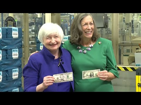 شاهد توقيع امرأتين مسؤولتين سيطبع للمرة الأولى على الدولار الأمريكي