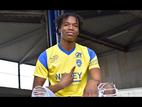 Skelly Alvero signe son premier contrat professionnel