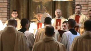Święcenia prezbiteratu oo. pijarów  - Nałożenie szat liturgicznych
