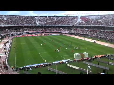 "Gol de mora de penal y explota la hinchada" Barra: Los Borrachos del Tablón • Club: River Plate • País: Argentina