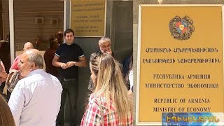 Էկոնոմիկայի նախարարության դիմաց ցույց անող քաղաքացիներին ոչ ոք չընդունեց