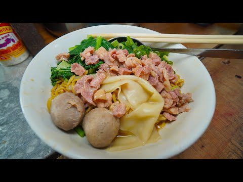 FIND THE CURRY NOODLES FROM THE CART FOR 14 THOUSAND IDR FOR A JUMBO PORTION!!!