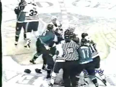 Sharks - Blackhawks scrum 98-99