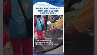 Detik-detik Mobil Honda Brio Dipaksa Mundur & Disoraki Warga Gegara Lawan Arah, Spion sampai Rusak
