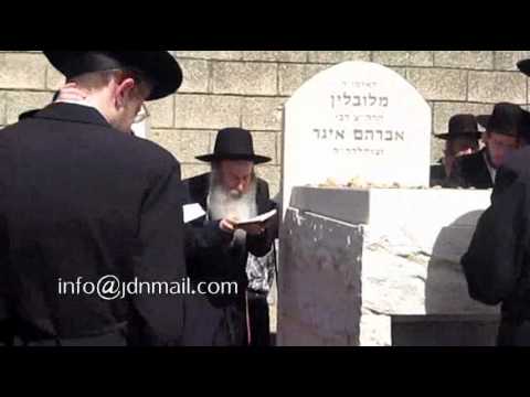 Amshinover Rebbe praying at his shvers grave on the yahrtzeid Cheshvan 5771