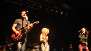 01 - Little Big Town - Turn The Lights On @O2 ABC Glasgow 2015