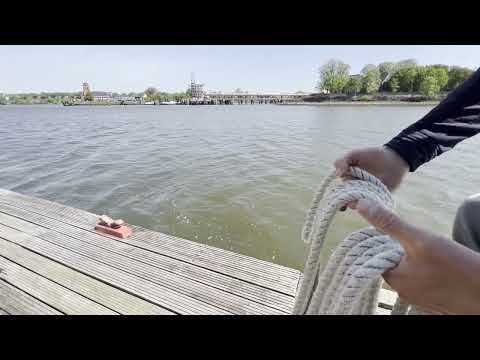 Leine von Bord über eine Klampe werfen