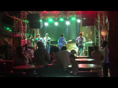 Ethiopian Music Igitu performing Aster Awokes song live from Mama's Kitchen addis ababa