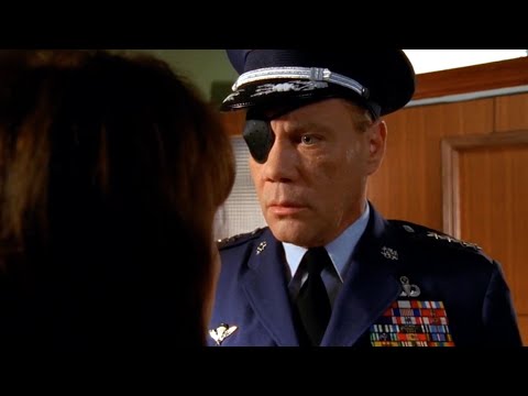 Lois makes a fool of the commander and he loves it | S1 E14 - Malcolm In The Middle