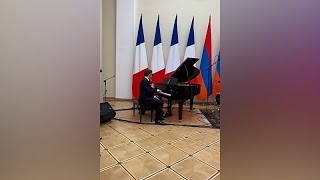 Macron, Erivan'daki resmi yemekte Aznavour şarkısı söyledi, Paşinyan davul çaldı