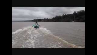preview picture of video 'Essais voilier 4 metres Winta avec moteur Thoatsu 18 CV'