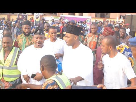 SEEHOW CROWD WELCOME MC OLUOMO AND K1 DE ULTIMATE AS THEY STORM ONE YEAR CORONATION OF ONIBA OF IBA
