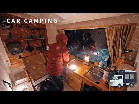 [Winter Car Camping] A freezing night in a bomb cyclone at -4°C. 50cm of snow falls.