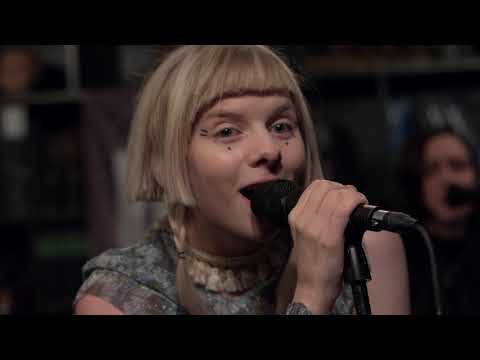 Videoclip de Gentle Earthquakes — AURORA