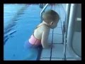 Ребёнок в 1 год и 9 месяцев умеет плавать! 