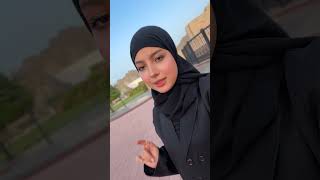 ماريا قحطان من امام قصر العلم في سلطنة عمان