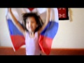 Перед зеркалом девчушка лет пяти... 