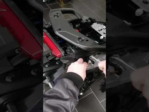 Alex @MotoDocc und ich bauen die Topcaseplatte bei seiner Yamaha Tracer 9 GT ab