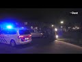 Auto op zijn kant bij botsing in Enschede
