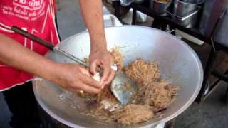 preview picture of video 'How to make Pad Thai, Amazing Thailand MOV08914'