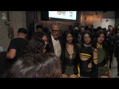 KATSEYE y JEFF GOLDBLUM entre bastidores en los GRAMMYs 2026