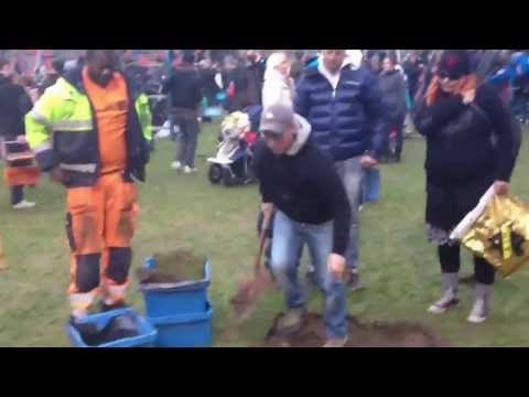 Råsunda. Avlutning av en epok. fansen stormar in