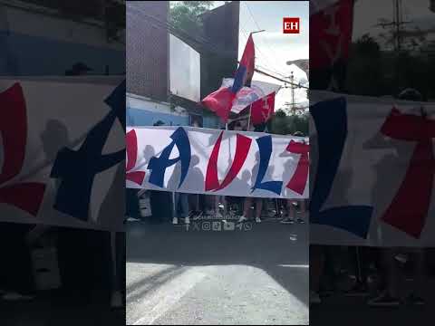 "El ambiente estalla con la llegada de la afición olimpista: banderas, colores y cánticos" Barra: La Ultra Fiel &bull; Club: Club Deportivo Olimpia