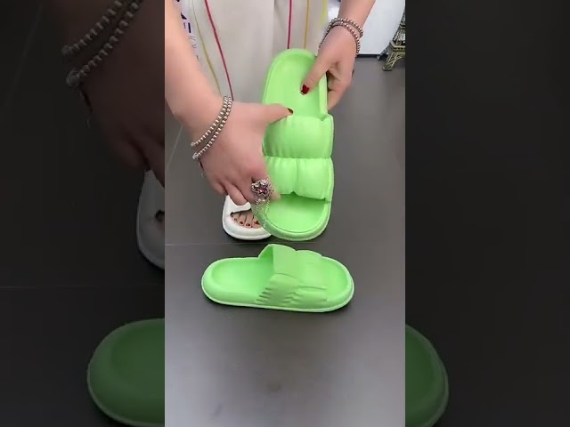 Vídeo relacionado con JBPPIOOUA Pantuflas con Besos y Lengua, Pantuflas Divertidas con diseño de Perro de Ojos Grandes en 3D, cómodas y Antideslizantes, Unisex para Adultos