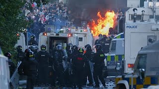 Zusammenstöße bei Belfast: Polizei setzt Wasserwerfer ein