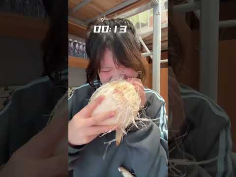 Awalnya dikira mau minum es kelapa biasa, kelakuan wanita ini bikin ngilu #shorts #comedy #coconut #