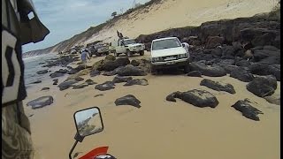 preview picture of video 'Rainbow Beach - The rocks - Holden Rodeo hung up on rocks'