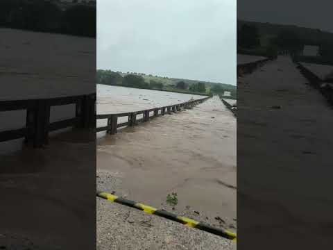 Água lavando a ponte da Barragem de Acauã Mirim - Salgado de São Félix - Paraíba - 01/05/2026