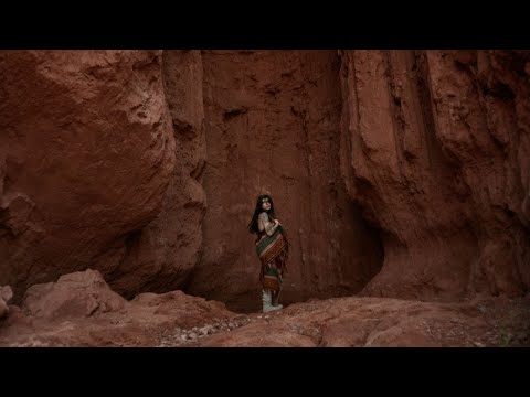 Cazzu, WIU - Una Loca Enamorada (Visualizer)