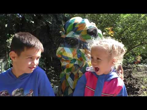 Кто УКУСИЛ Тёму в ЗООПАРКЕ И клюнул Нюсю Funny animals in the zoo