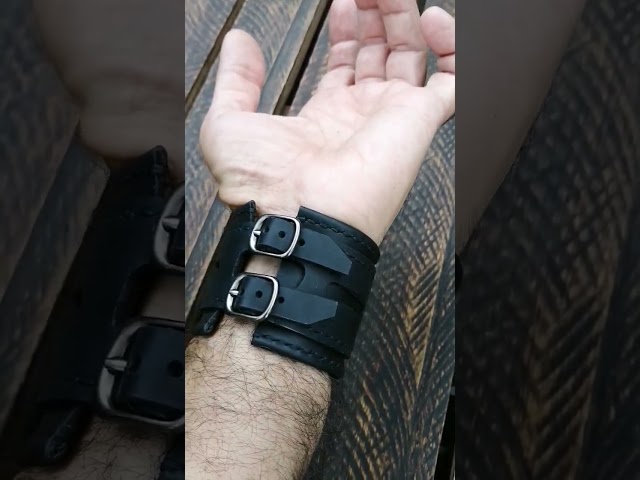Vídeo relacionado con NBEADS 1 par de Protectores de Brazos de Cuero Marrón Oscuro, Brazaletes Medievales con Hebilla de Cuero, Muñequera con Hebilla, Brazalete Ancho para Decoración de Halloween, Cosplay Punk
