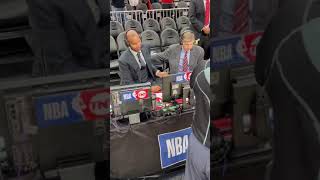 Marv Albert gets a standing ovation after his final broadcast 🙏