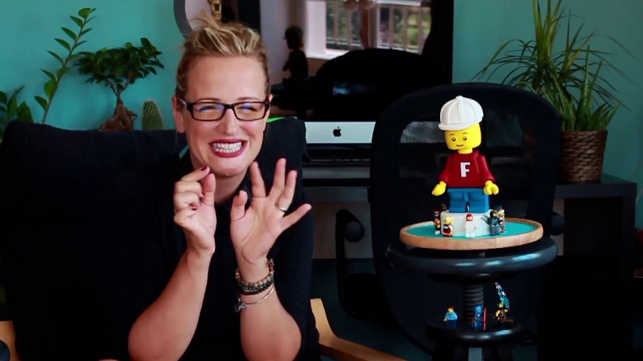 Cake Design - LEGO Topper Tutorial