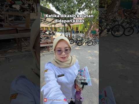 KETIKA DIKASIH KEJUTAN DIDEPAN KELAS#shortsvideo #schoollife #gurusd #gurumuda #viralshorts #fypage