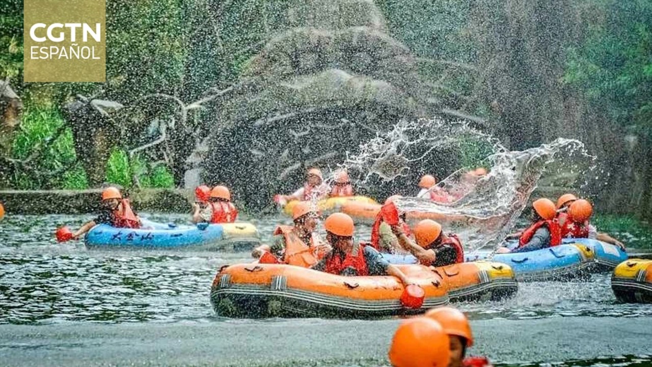 Visitantes internacionales disfrutan de los paisajes montañosos de Jiangxi