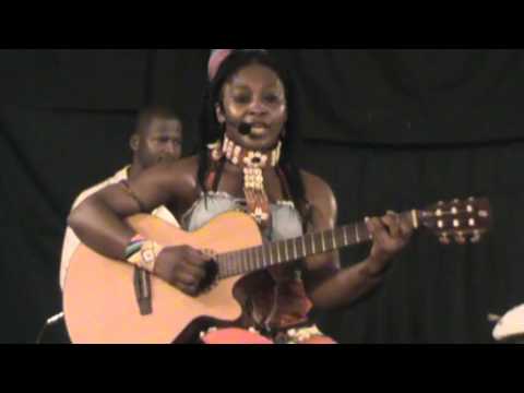 Alima en concert au laboratoire de theatre de yaounde- minal