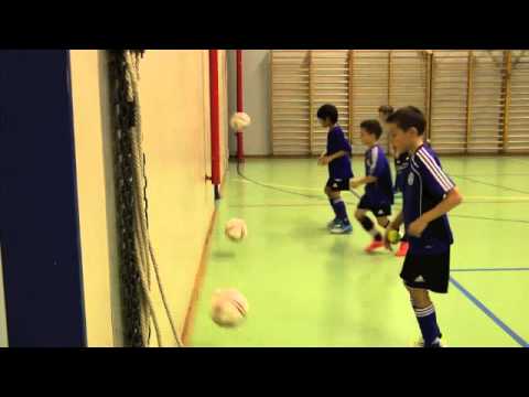 Fussballtraining: Wandabzuspiele - Ballkontrolle - Technik