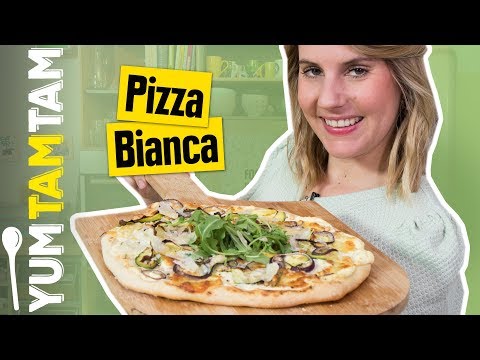 Pizza Bianca // Weiße Pizza mit Ricotta, Zucchini, Pinienkernen & Mozzarella // #yumtamtam