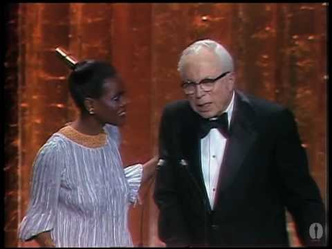 Woody Allen ‪Wins Best Directing: 1978 Oscars