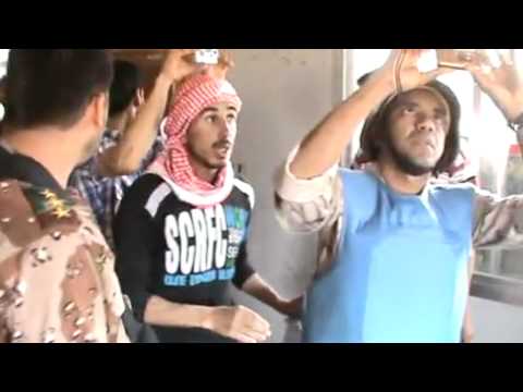 جولة ميدانية مع  المراقبين الدوليين في خربة غزالة برفقة النقيب إياد قدور داخل أحد البيوت المستهدفة من قبل قوات النظام