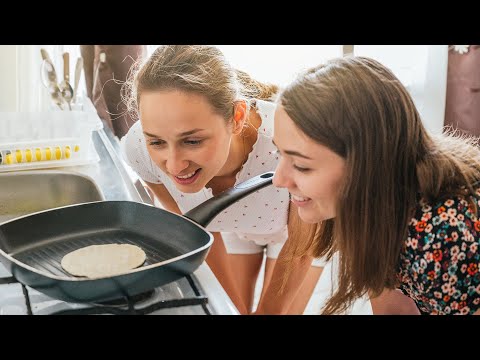 UNA RUMANA PRUEBA TORTILLAS POR PRIMERA VEZ